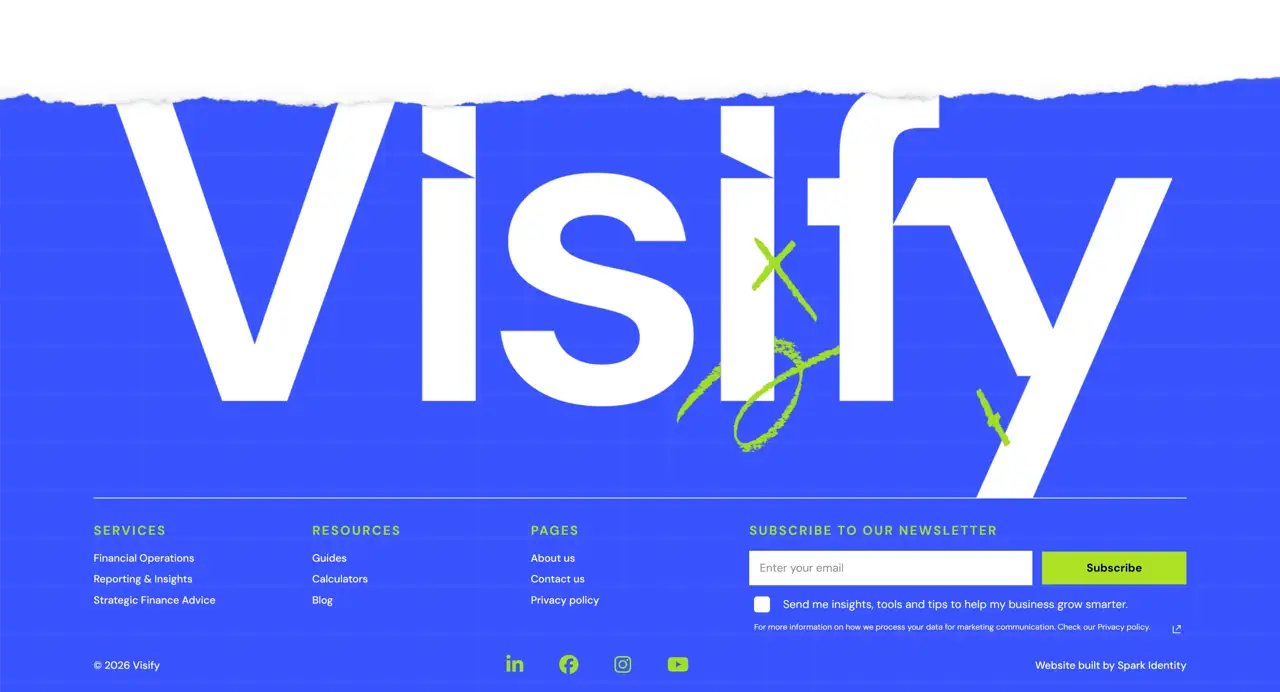 Секция «Футер» с сайта https://visify.au/, тематика — Бизнес и профессиональные услуги, цвета — Белый, Синий, Фиолетовый, стиль — Брутализм, типографика — Без засечек, Декоративные