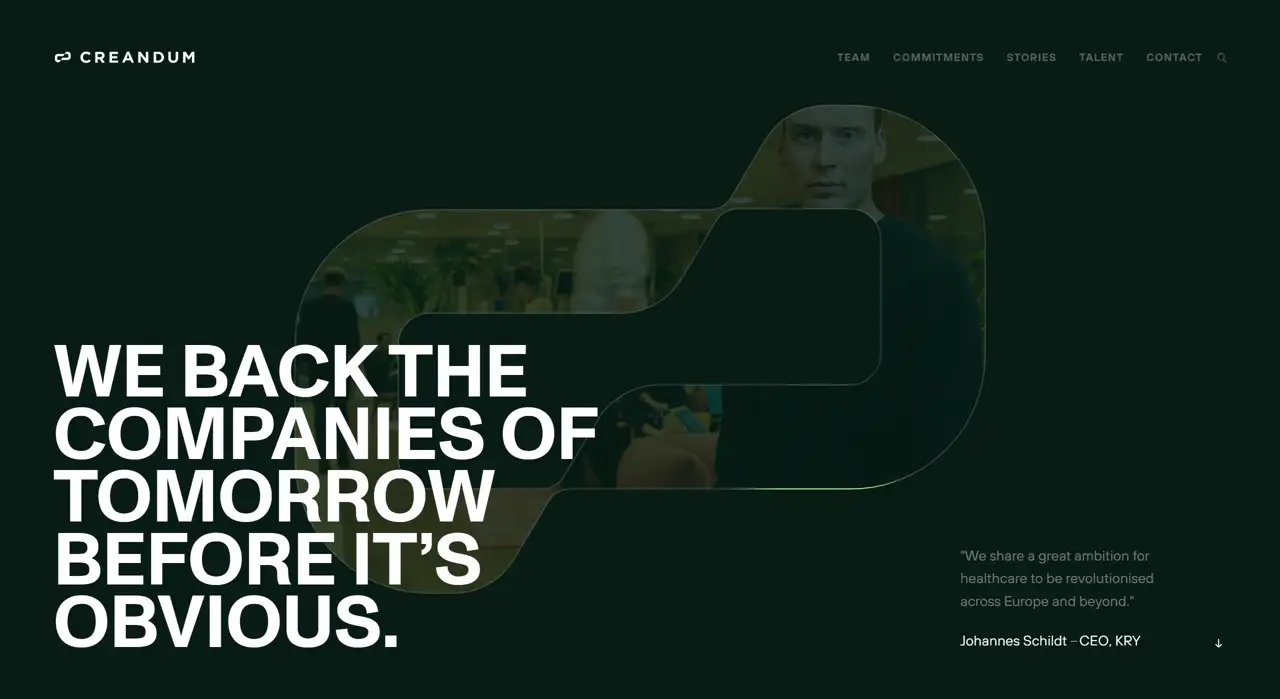 Секция «Первый экран» с сайта https://creandum.com/, тематика — Бизнес и профессиональные услуги, цвета — Черный, Серый, стиль — Корпоративный, Минимализм, типографика — Без засечек