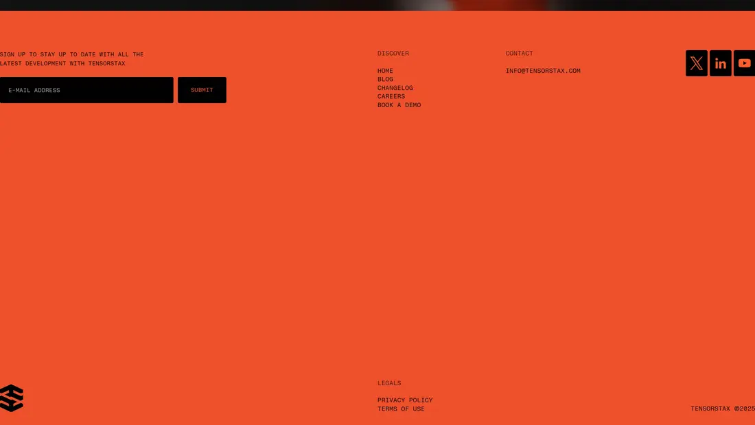 Секция «Футер» с сайта https://www.tensorstax.com/, тематика — IT и программное обеспечение, цвета — Красный, стиль — Брутализм, типографика — Моноширинные