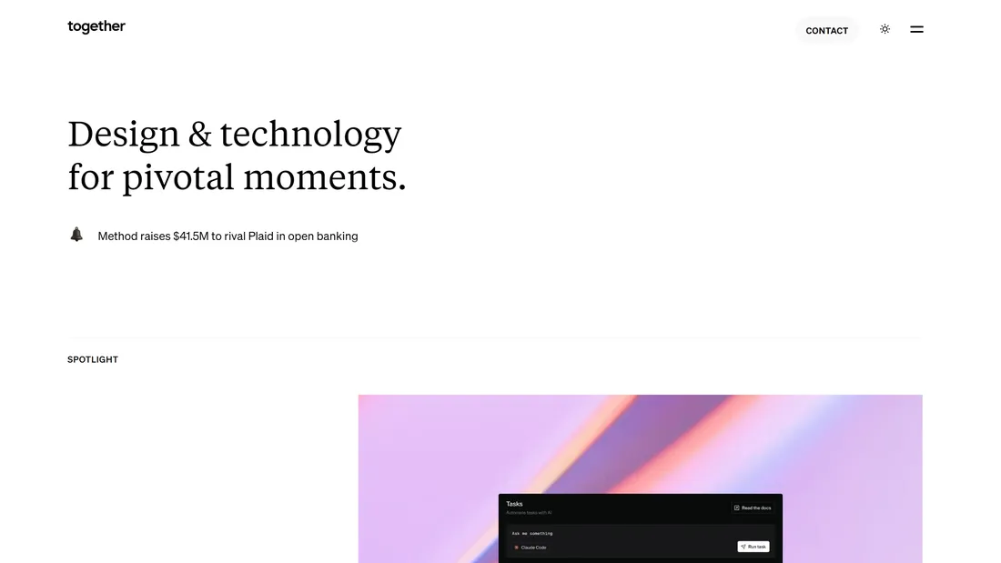 Секция «Первый экран» с сайта https://together.agency, тематика — Дизайн, цвета — Белый, стиль — Минимализм, типографика — Без засечек