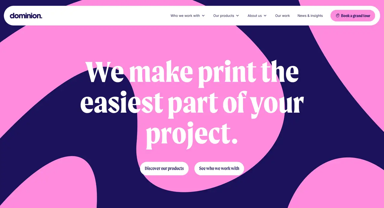 Секция «Первый экран» с сайта https://www.dominionprint.com/, тематика — Другое, цвета — Белый, Черный, Розовый, стиль — Корпоративный, Минимализм, типографика — Без засечек, Декоративные