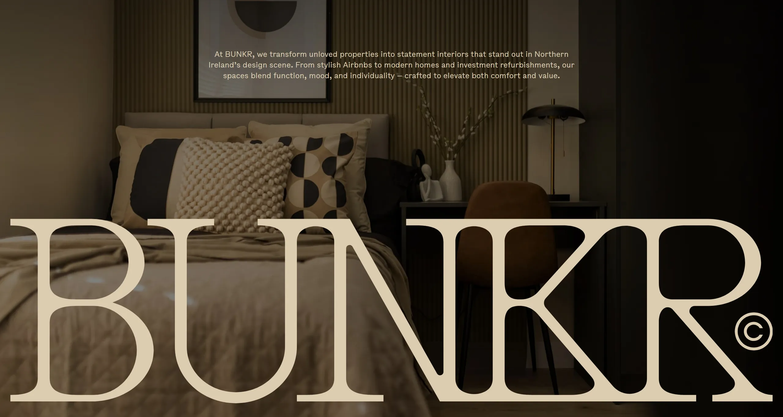 Секция «Первый экран» с сайта https://www.bunkrdesign.co.uk/, тематика — Дизайн, цвета — Черный, Серый, Коричневый, стиль — Классический, Минимализм, Типографика, типографика — С засечками