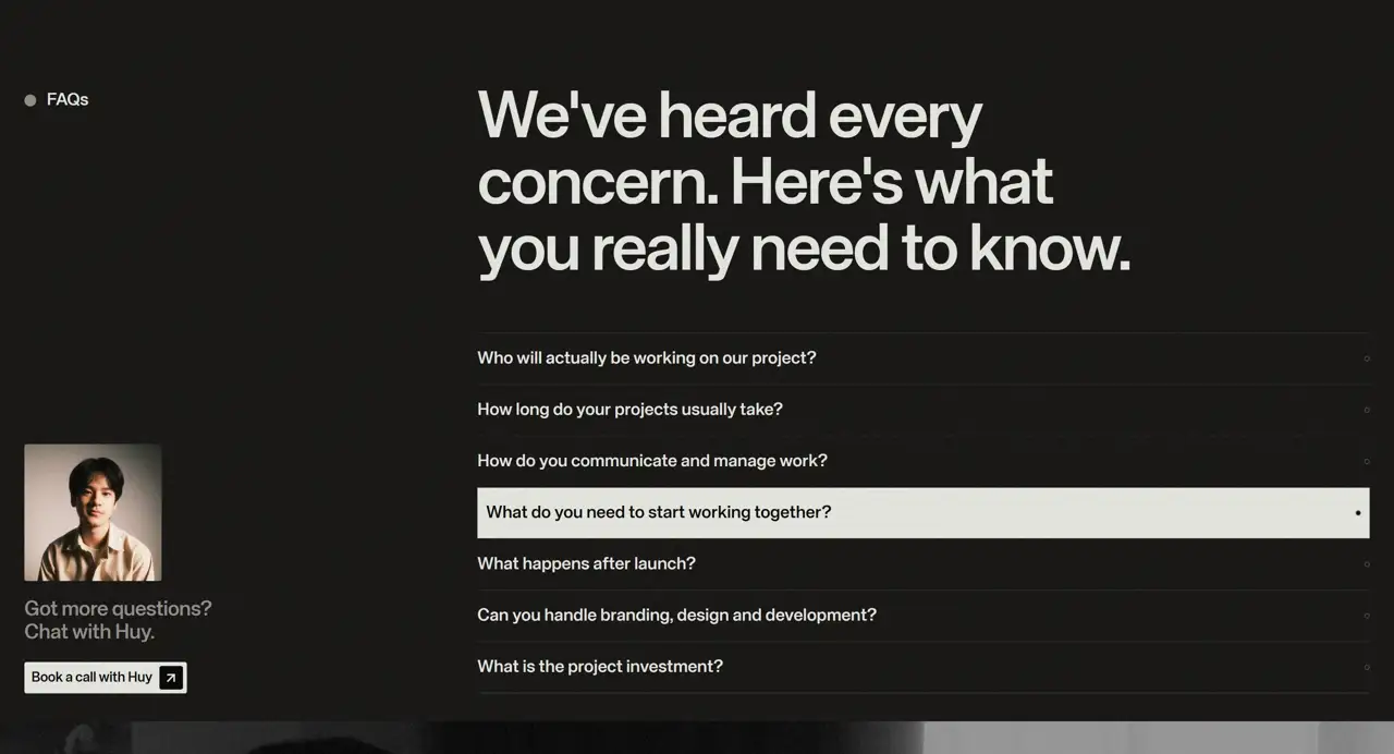 Секция «FAQ» с сайта https://bymonolog.com/, тематика — Дизайн, цвета — Черный, Серый, стиль — Минимализм, типографика — Без засечек
