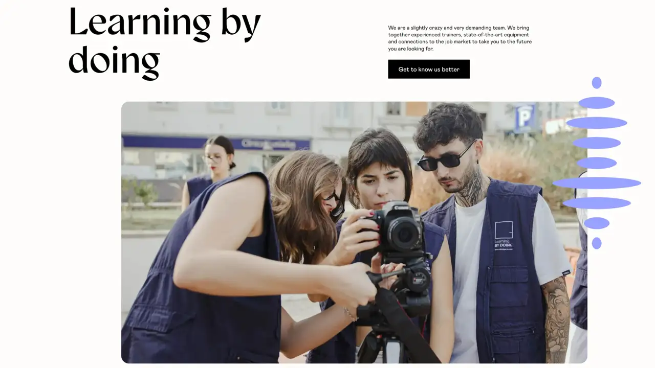 Секция «О компании» с сайта https://www.eticalgarve.com/en/, тематика — Образование, цвета — Белый, Черный, Серый, стиль — Минимализм, типографика — С засечками, Декоративные