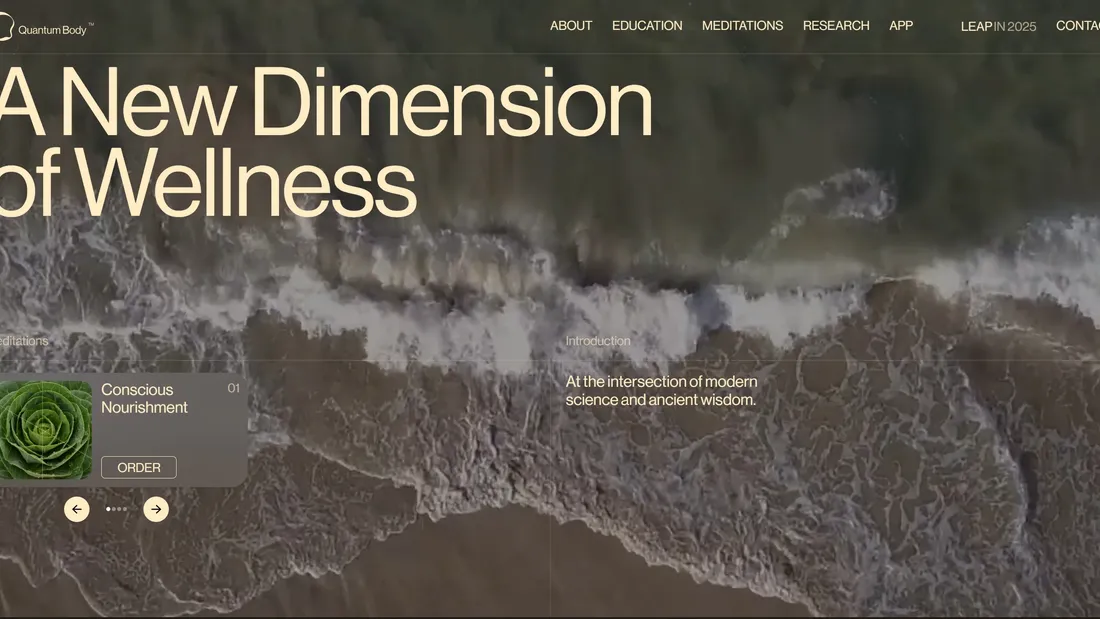 Секция «Первый экран» с сайта https://www.quantumbody.io/, тематика — Здоровье и фитнес, цвета — Черный, Серый, Коричневый, стиль — Минимализм, типографика — Без засечек