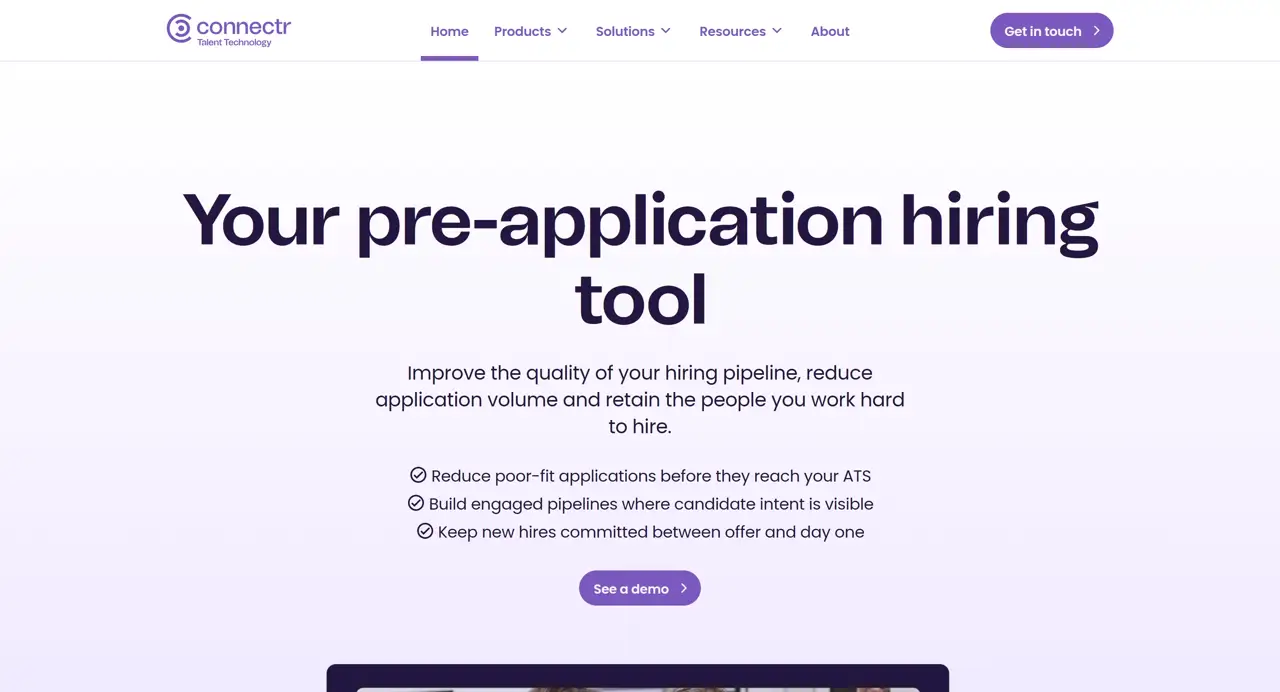 Секция «Первый экран» с сайта https://talent-tech.connectr.com/, тематика — HR, цвета — Белый, Серый, стиль — Корпоративный, Минимализм, типографика — Без засечек
