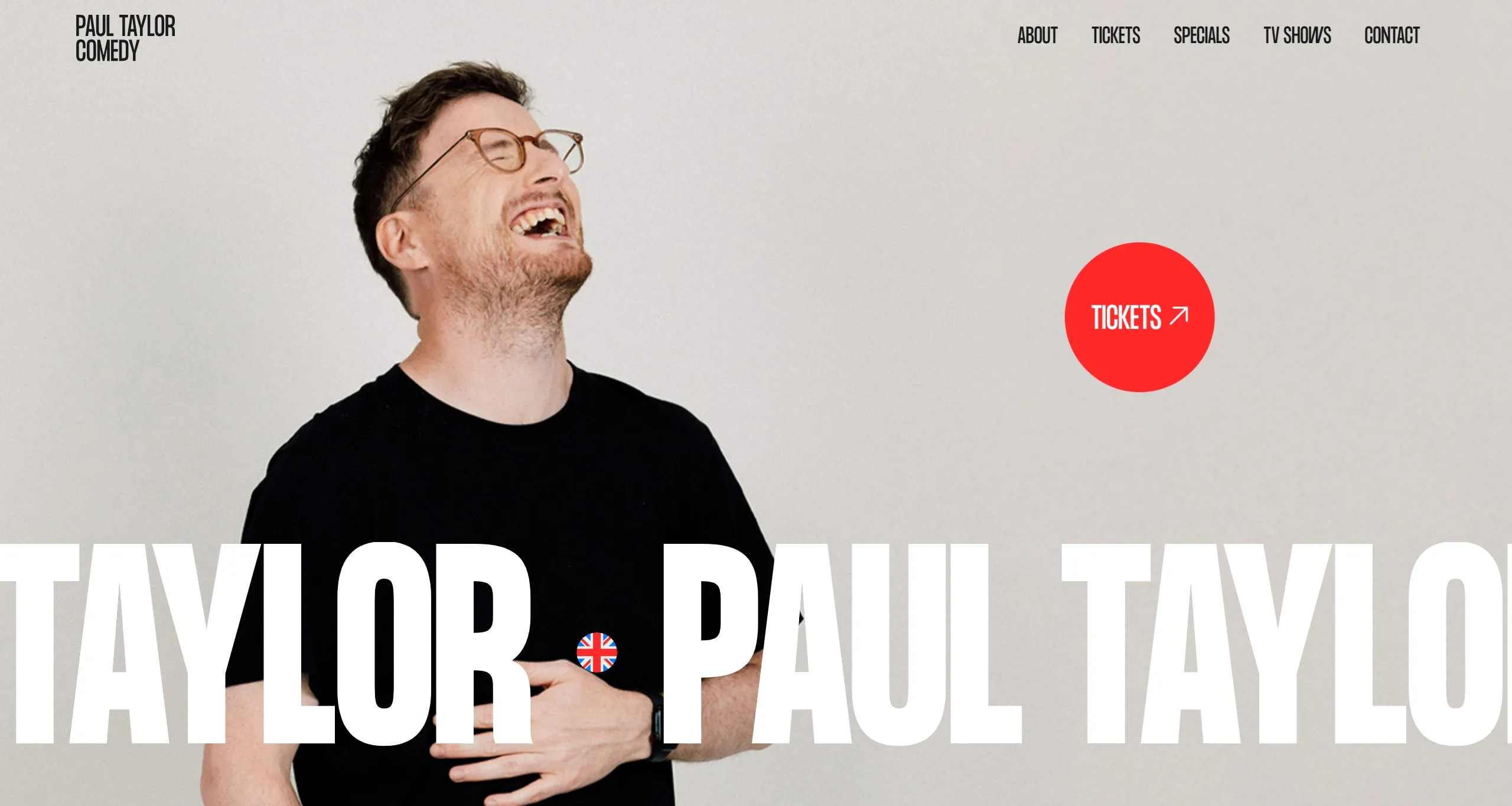 Paul Taylor Comedy Секция «Первый экран» с сайта https://paultaylorcomedy.com/, тематика — Развлечения, цвета — Белый, стиль — Минимализм, Типографика, типографика — Без засечек