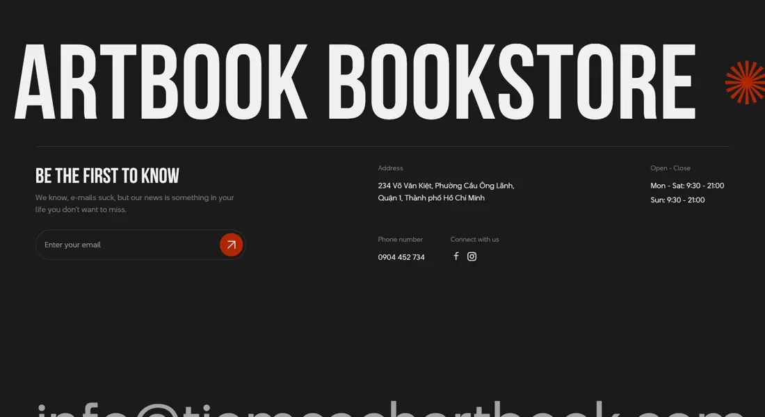 Секция «Контакты» с сайта https://www.tiemsachartbook.com/, тематика — Искусство, цвета — Черный, стиль — Минимализм, типографика — Без засечек