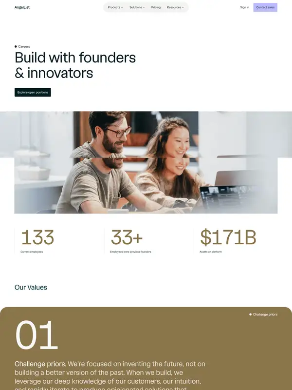 Страница карьеры AngelList, тематика — SaaS, цвета — Белый, Черный, Серый, стиль — Корпоративный, Минимализм, типографика — Без засечек