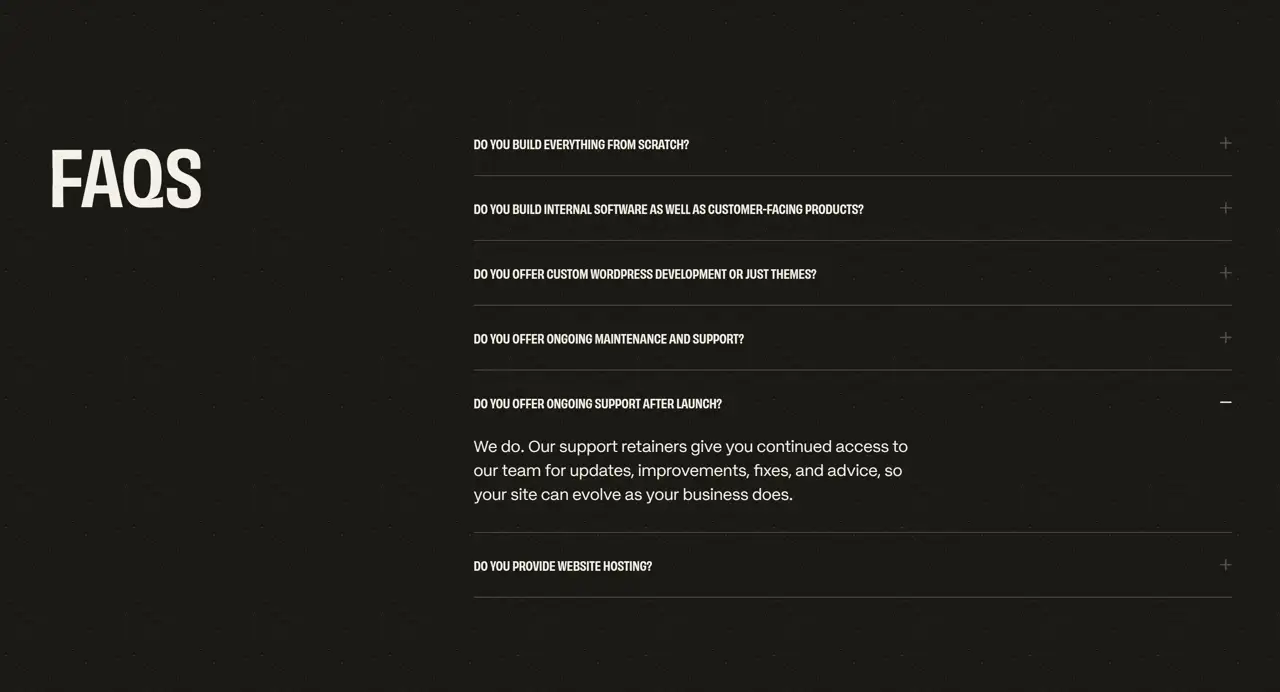 Секция «FAQ» с сайта https://yellowpeach.co.uk/, тематика — Агентство , цвета — Черный, стиль — Минимализм, типографика — Без засечек