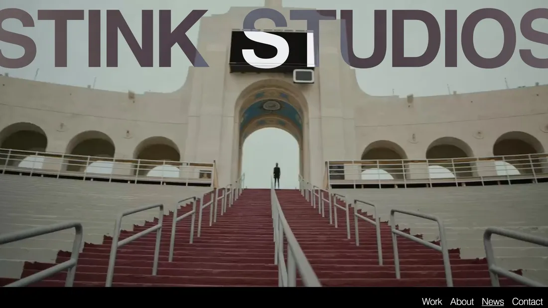 Секция «Первый экран» с сайта https://www.stinkstudios.com/, тематика — Дизайн, цвета — Черный, Серый, стиль — Минимализм, Типографика, типографика — Без засечек