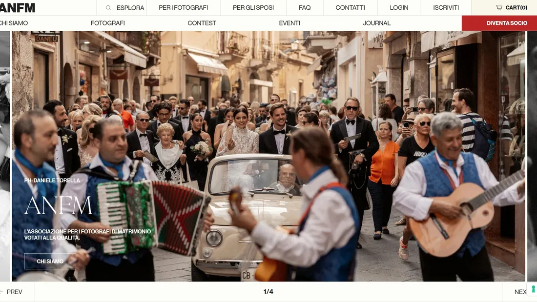 Секция «О компании» с сайта https://anfm.it/, тематика — Мероприятия, цвета — Белый, Черный, Серый, Коричневый, стиль — Фестивальный, типографика — Без засечек