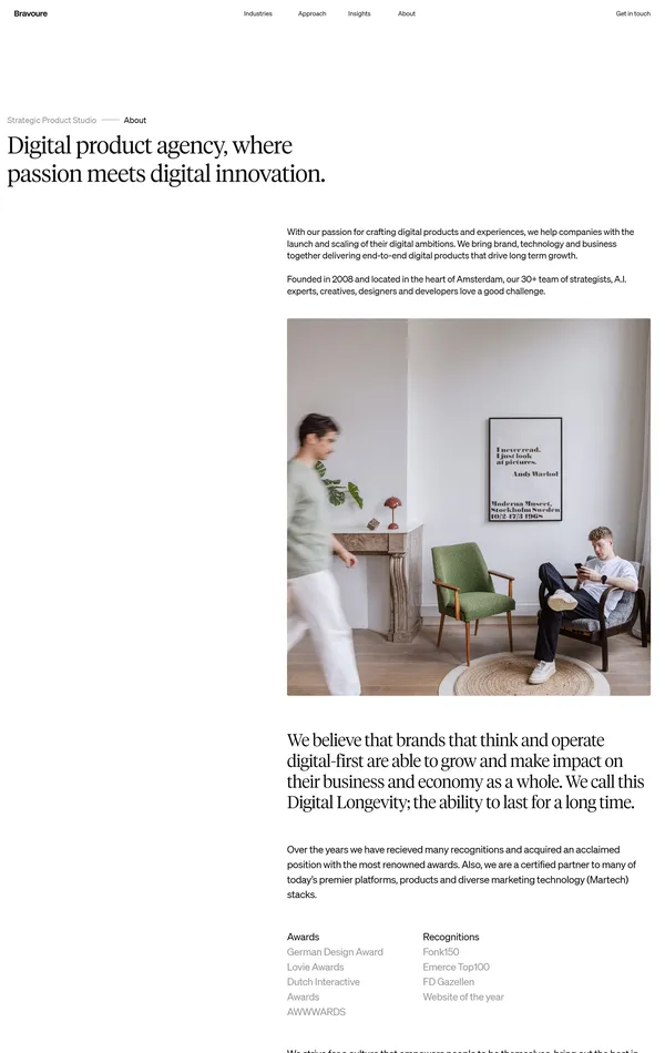 Страница о компании Bravoure, тематика — Агентство , цвета — Белый, Серый, стиль — Корпоративный, Минимализм, типографика — Без засечек