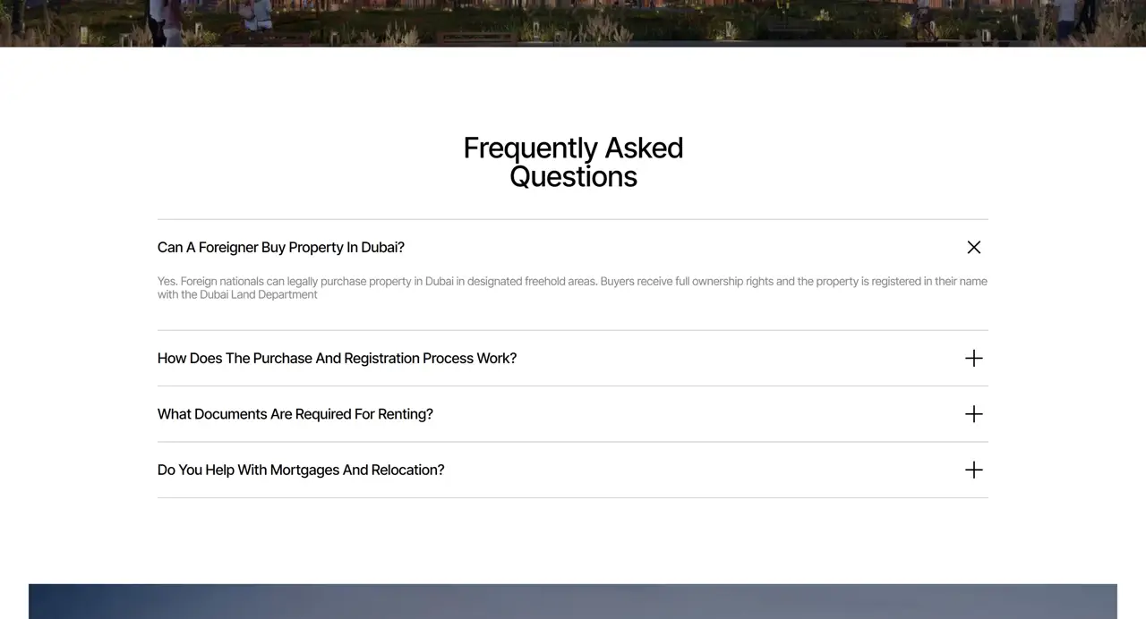 Секция «FAQ» с сайта https://urbaniquerealestate.com/, тематика — Недвижимость, цвета — Белый, Черный, Серый, стиль — Корпоративный, Минимализм, типографика — Без засечек