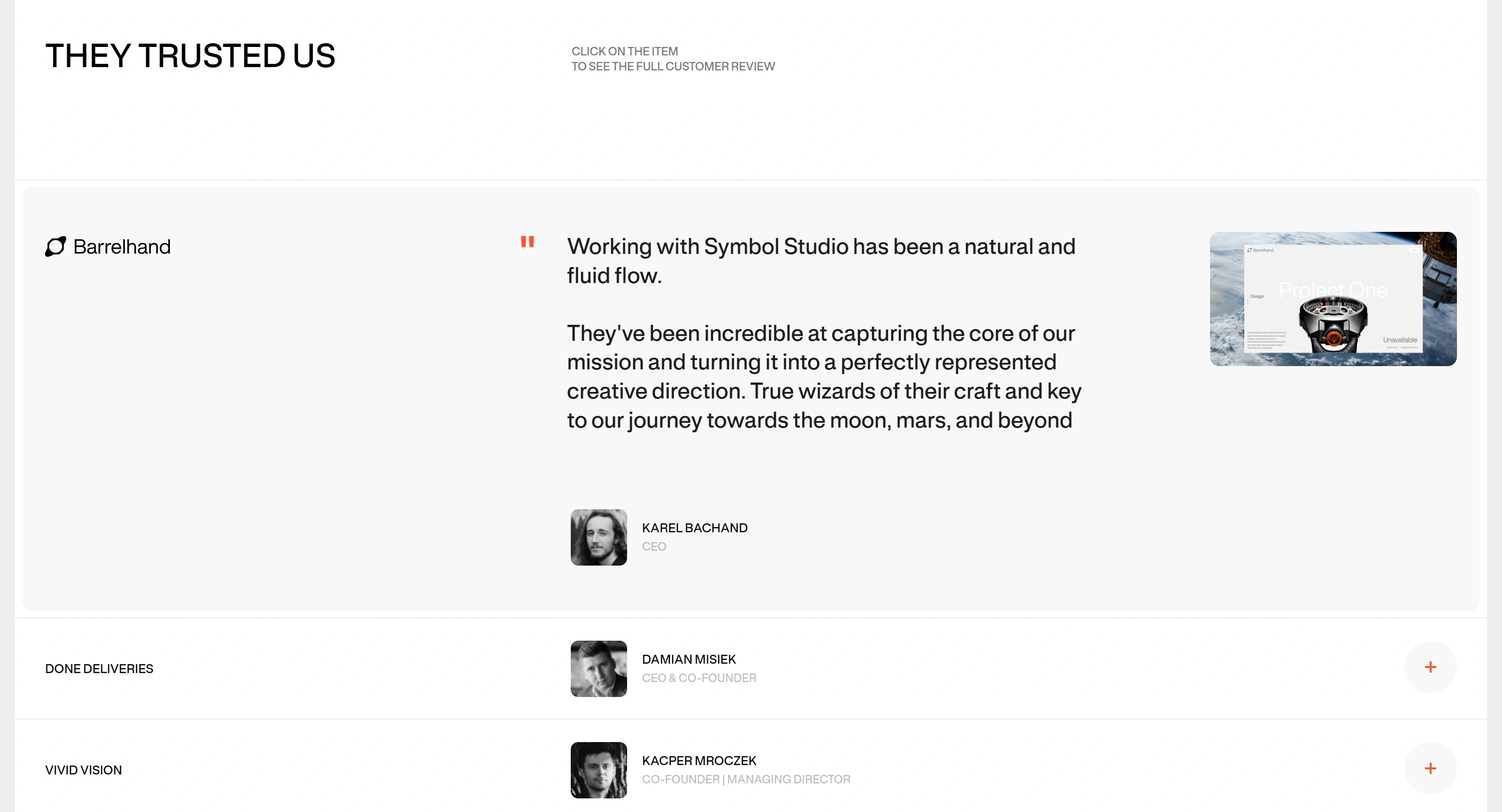 Symbol Studio Секция «Отзывы» с сайта https://www.symbolstudio.pl/en/, тематика — Дизайн, цвета — Белый, Серый, стиль — Корпоративный, Минимализм, типографика — Без засечек