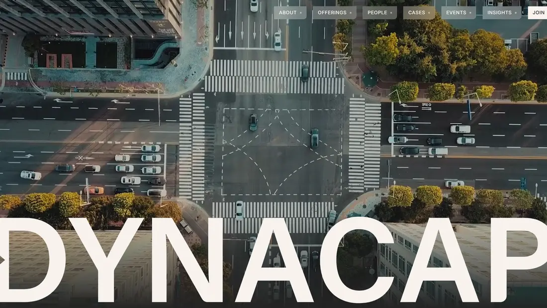 Секция «Первый экран» с сайта https://dynacap.com/, тематика — Бизнес и профессиональные услуги, цвета — Черный, Серый, стиль — Корпоративный, Минимализм, типографика — Без засечек